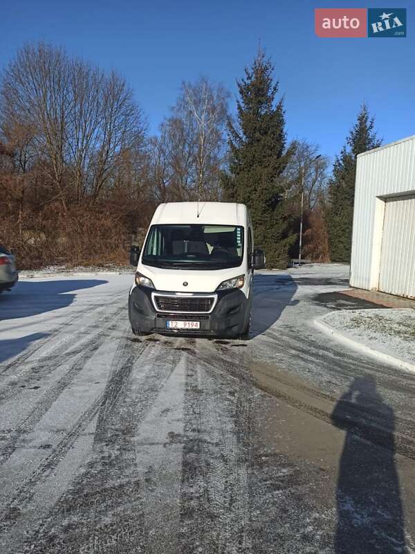 Вантажний фургон Peugeot Boxer 2015 в Жидачові