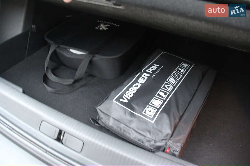 Внедорожник / Кроссовер Peugeot e-2008 2020 в Киеве