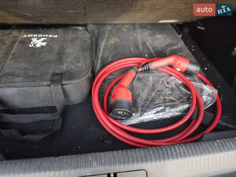 Внедорожник / Кроссовер Peugeot e-2008 2021 в Киеве