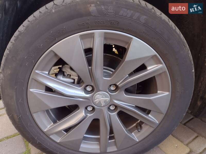 Хетчбек Peugeot e-208 2023 в Дубні