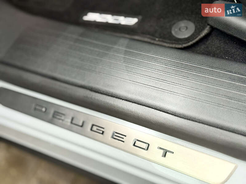 Внедорожник / Кроссовер Peugeot e-3008 2024 в Самборе