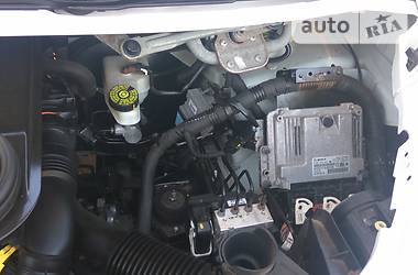 Вантажопасажирський фургон Peugeot Expert 2014 в 