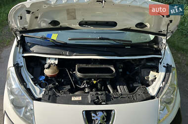 Грузопассажирский фургон Peugeot Expert 2011 в 