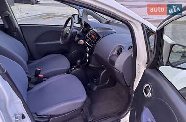 Хэтчбек Peugeot iOn 2015 в 