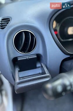 Хэтчбек Peugeot iOn 2016 в 