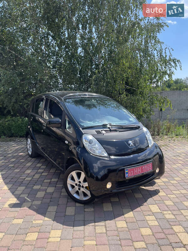 Хэтчбек Peugeot iOn 2012 в 