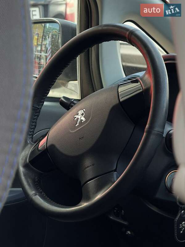Хетчбек Peugeot iOn 2012 в Чернівцях