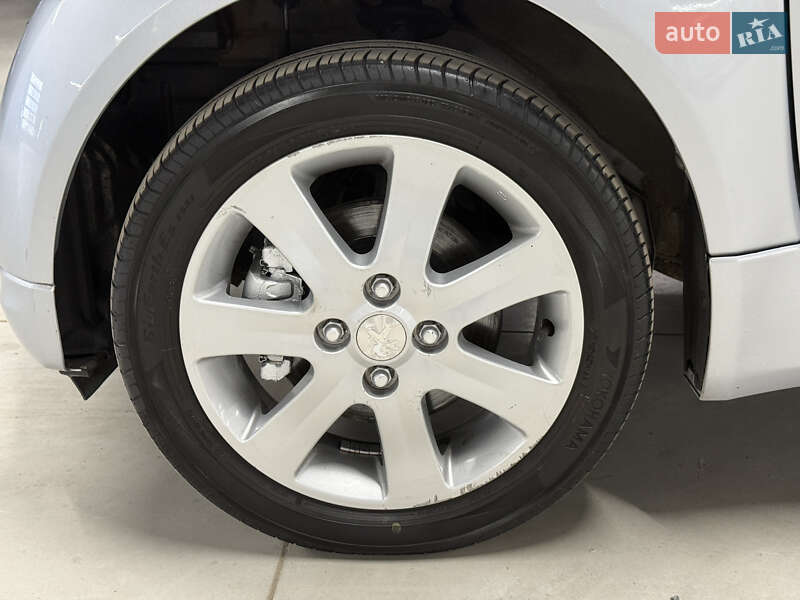 Хетчбек Peugeot iOn 2011 в Володимирі