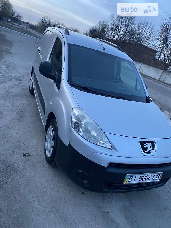 Вантажний фургон Peugeot Partner 2012 в Гадячі
