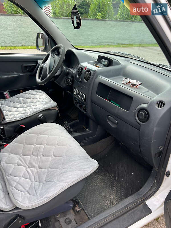 Вантажний фургон Peugeot Partner 2007 в Овручі