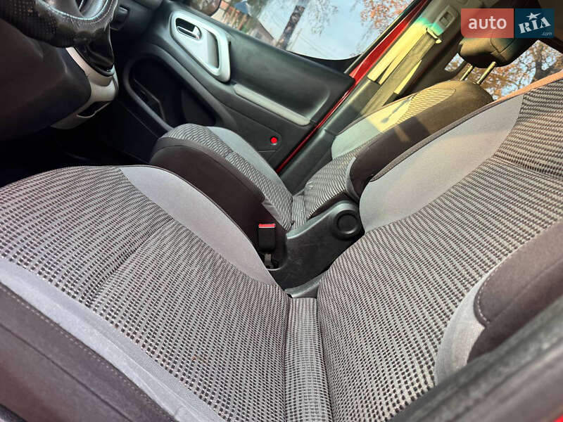 Мінівен Peugeot Partner 2010 в Охтирці