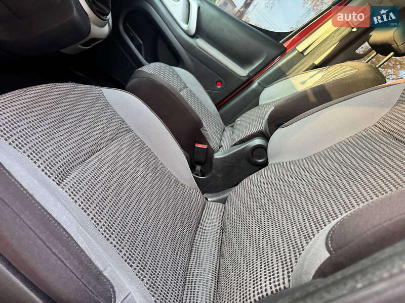 Мінівен Peugeot Partner 2010 в Охтирці