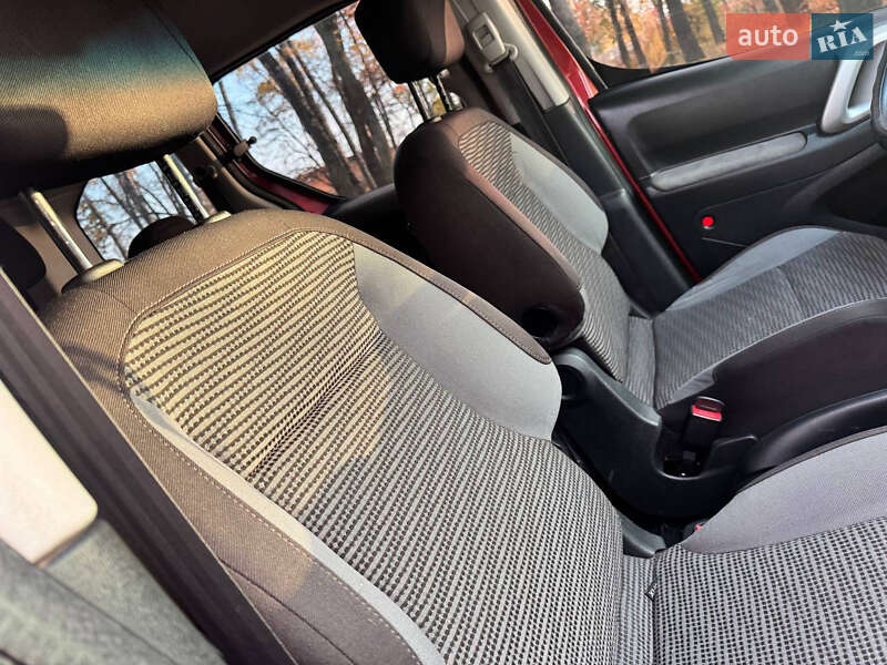 Мінівен Peugeot Partner 2010 в Охтирці