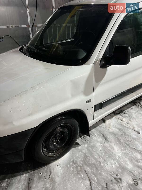 Грузовой фургон Peugeot Partner 2001 в Черновцах