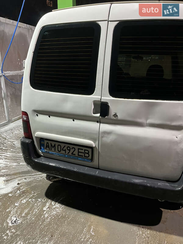 Грузовой фургон Peugeot Partner 2001 в Черновцах