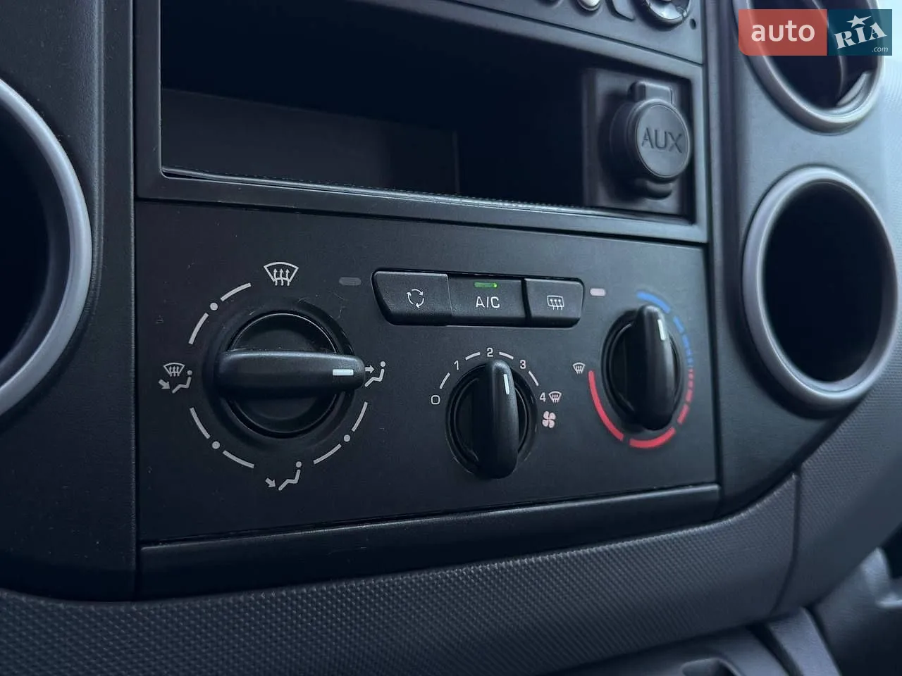 2015 Peugeot Partner - мініатюра 21
