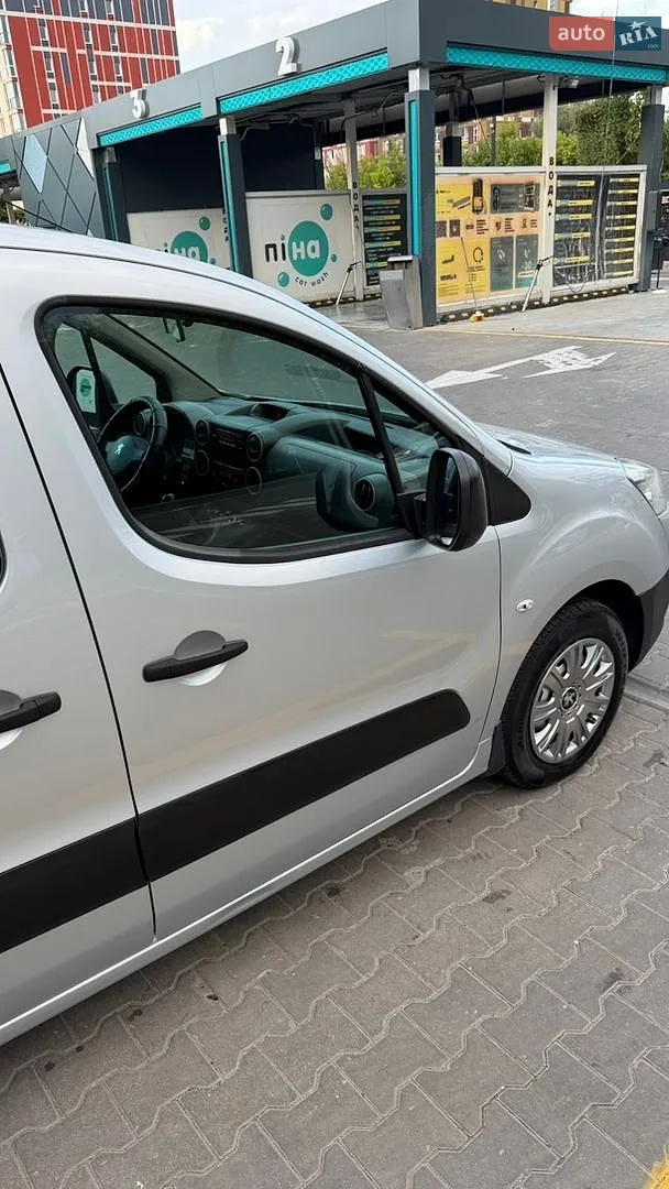 2011 Peugeot Partner - мініатюра 10