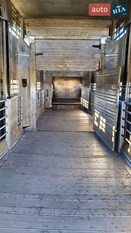 Для перевозки животных - полуприцеп Pezzaioli SBA 2011 в Казатине