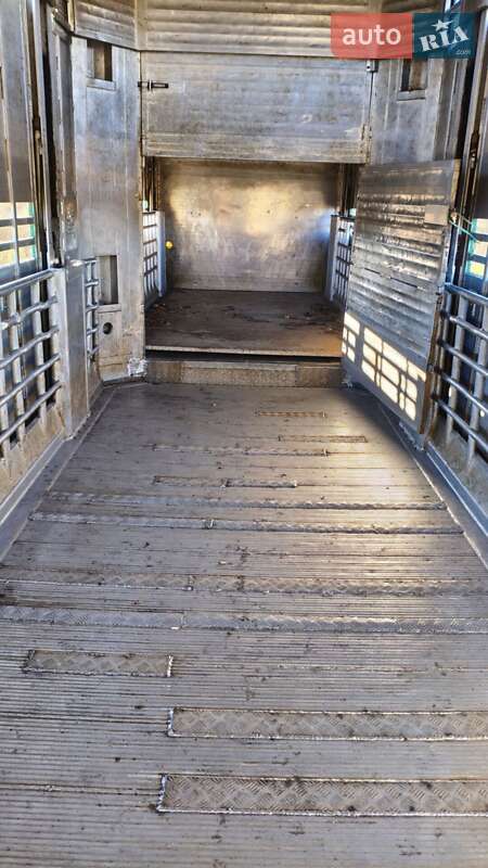 Для перевозки животных - полуприцеп Pezzaioli SBA 2011 в Казатине