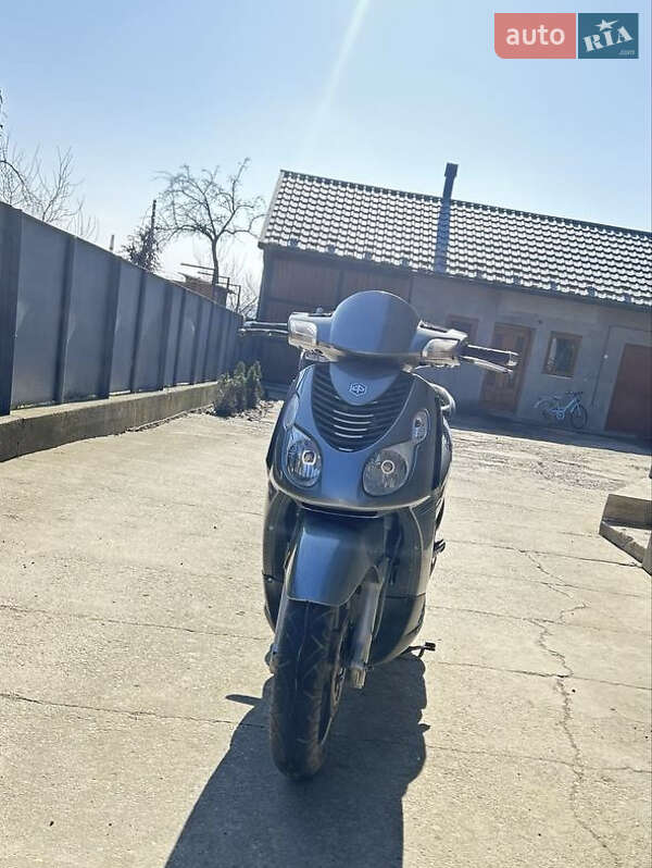 Скутер Piaggio Carnaby 200 2009 в Снятині