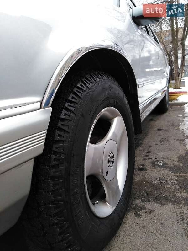 Седан Plymouth Acclaim 1990 в Мукачево