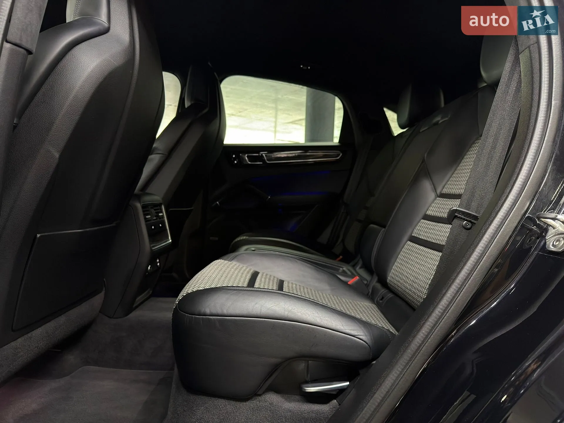 2020 Porsche Cayenne Coupe - мініатюра 26