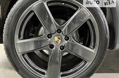Позашляховик / Кросовер Porsche Cayenne 2015 в 