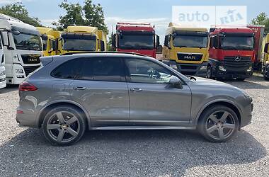 Позашляховик / Кросовер Porsche Cayenne 2016 в Чернівцях