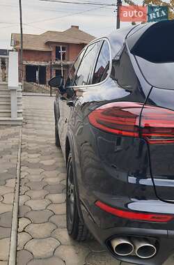 Внедорожник / Кроссовер Porsche Cayenne 2015 в Черновцах