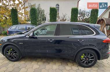 Позашляховик / Кросовер Porsche Cayenne 2015 в Чернівцях