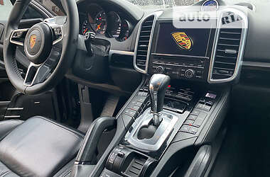 Внедорожник / Кроссовер Porsche Cayenne 2015 в 