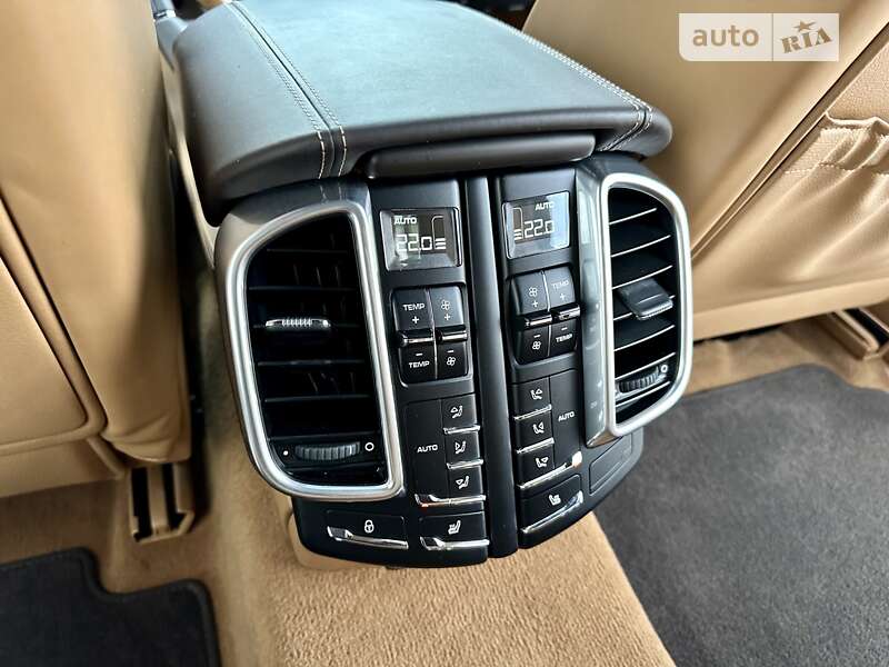 Внедорожник / Кроссовер Porsche Cayenne 2012 в Киеве