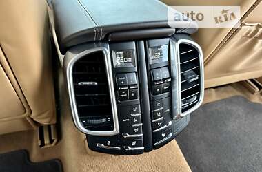 Позашляховик / Кросовер Porsche Cayenne 2012 в 