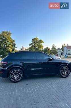 Внедорожник / Кроссовер Porsche Cayenne 2017 в 