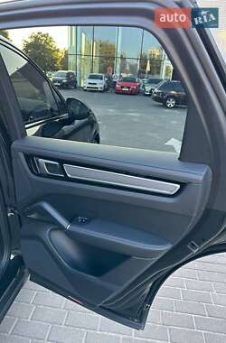 Внедорожник / Кроссовер Porsche Cayenne 2017 в 