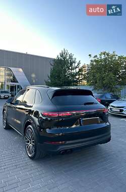 Внедорожник / Кроссовер Porsche Cayenne 2017 в 