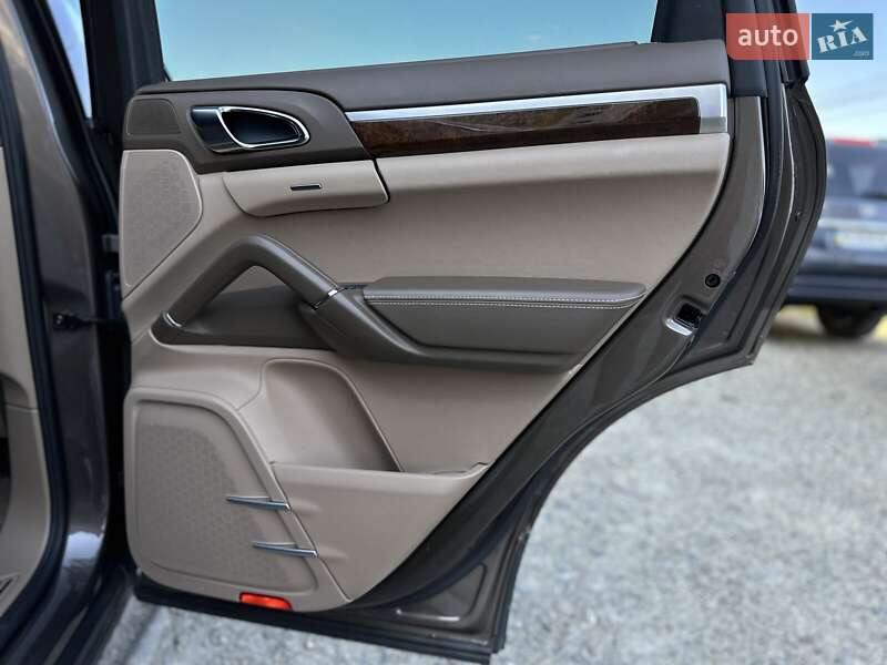 Внедорожник / Кроссовер Porsche Cayenne 2012 в Калуше