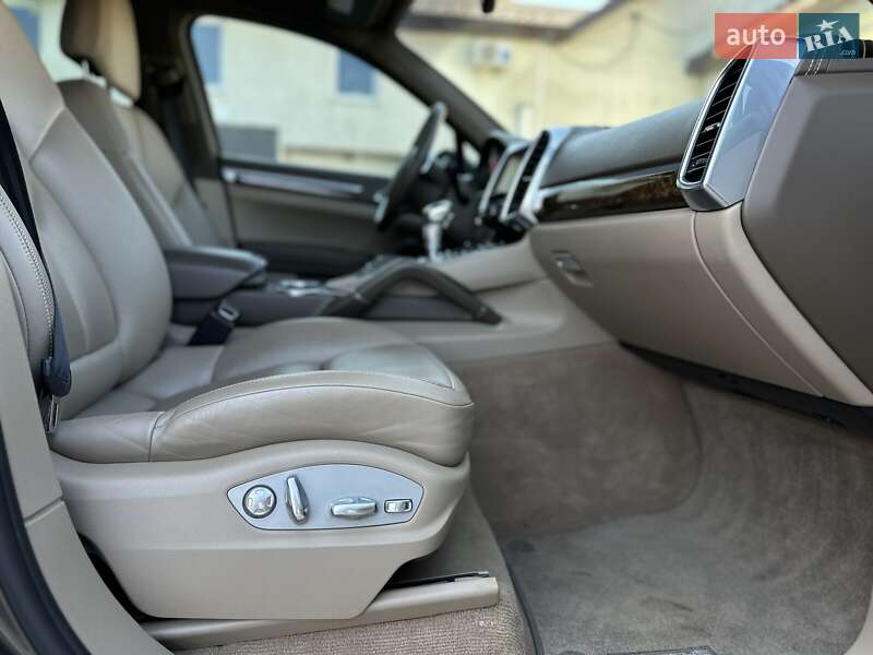 Внедорожник / Кроссовер Porsche Cayenne 2012 в Калуше