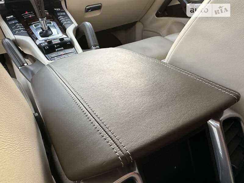 Внедорожник / Кроссовер Porsche Cayenne 2011 в Луцке
