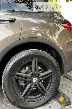 Внедорожник / Кроссовер Porsche Cayenne 2013 в 