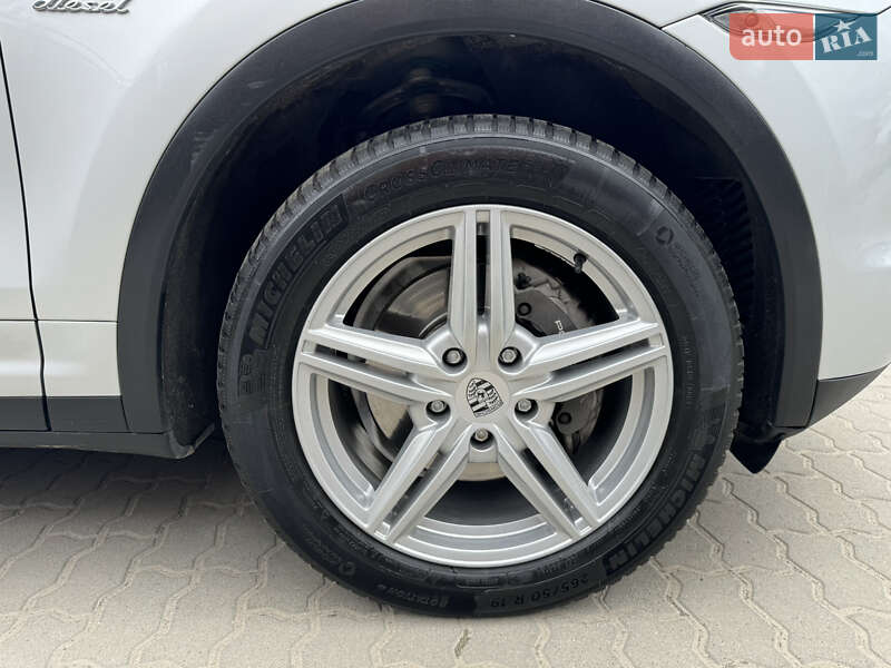 Внедорожник / Кроссовер Porsche Cayenne 2012 в Хмельницком