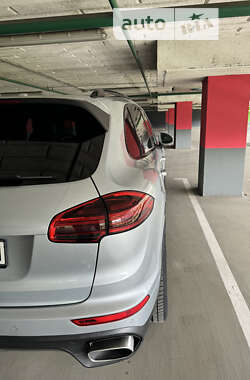 Внедорожник / Кроссовер Porsche Cayenne 2017 в 