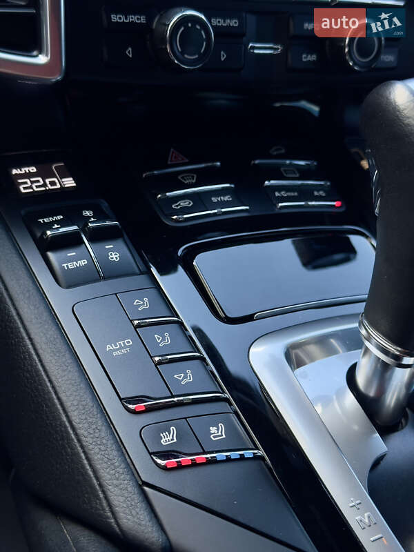 Внедорожник / Кроссовер Porsche Cayenne 2015 в Киеве