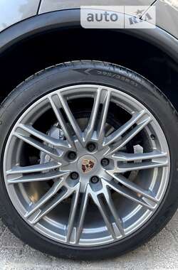 Внедорожник / Кроссовер Porsche Cayenne 2013 в 