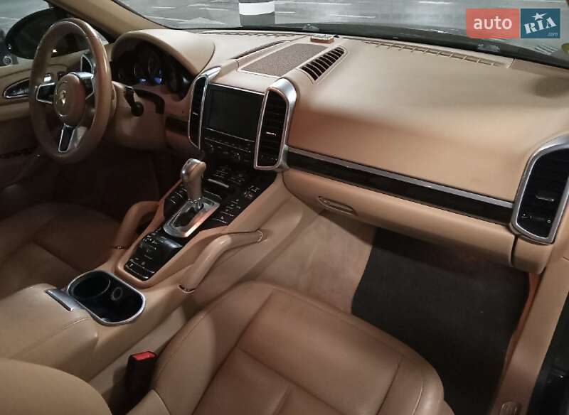 Внедорожник / Кроссовер Porsche Cayenne 2015 в 