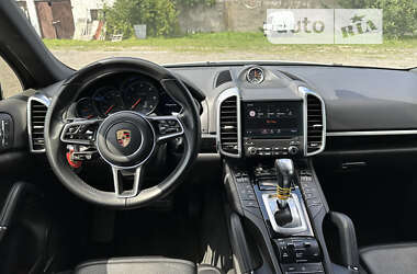 Внедорожник / Кроссовер Porsche Cayenne 2016 в 