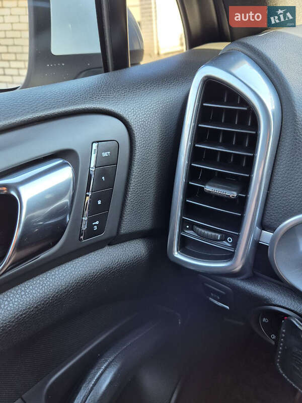 Позашляховик / Кросовер Porsche Cayenne 2012 в Києві