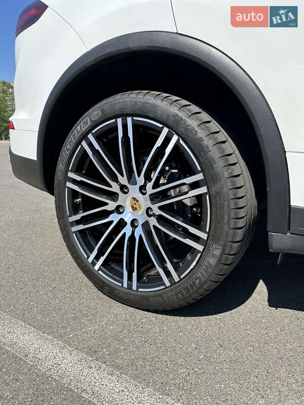 Внедорожник / Кроссовер Porsche Cayenne 2016 в Киеве