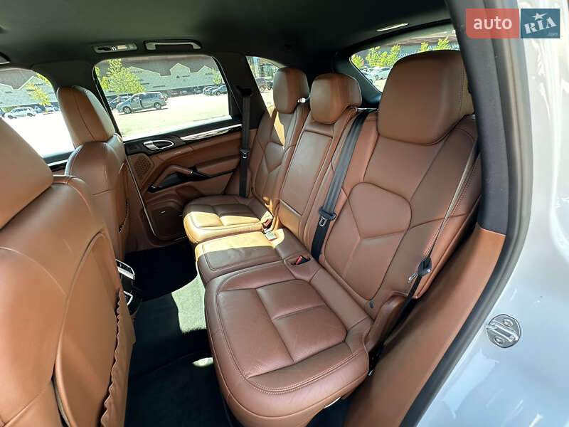 Внедорожник / Кроссовер Porsche Cayenne 2016 в Киеве