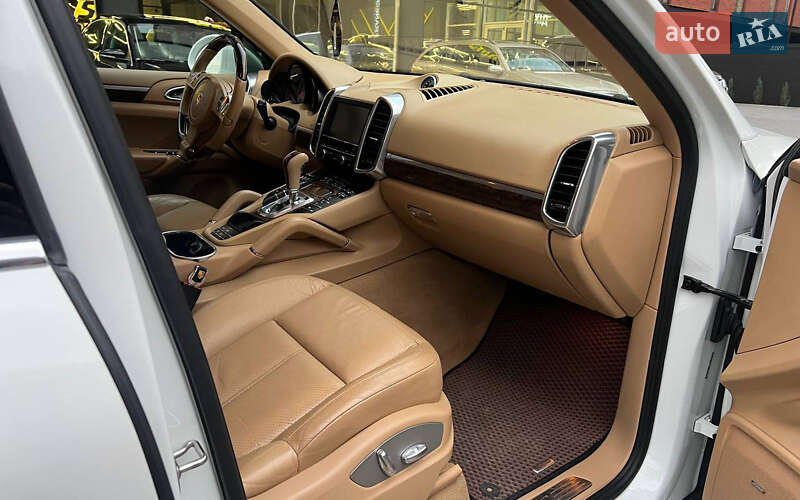 Позашляховик / Кросовер Porsche Cayenne 2012 в Чернівцях